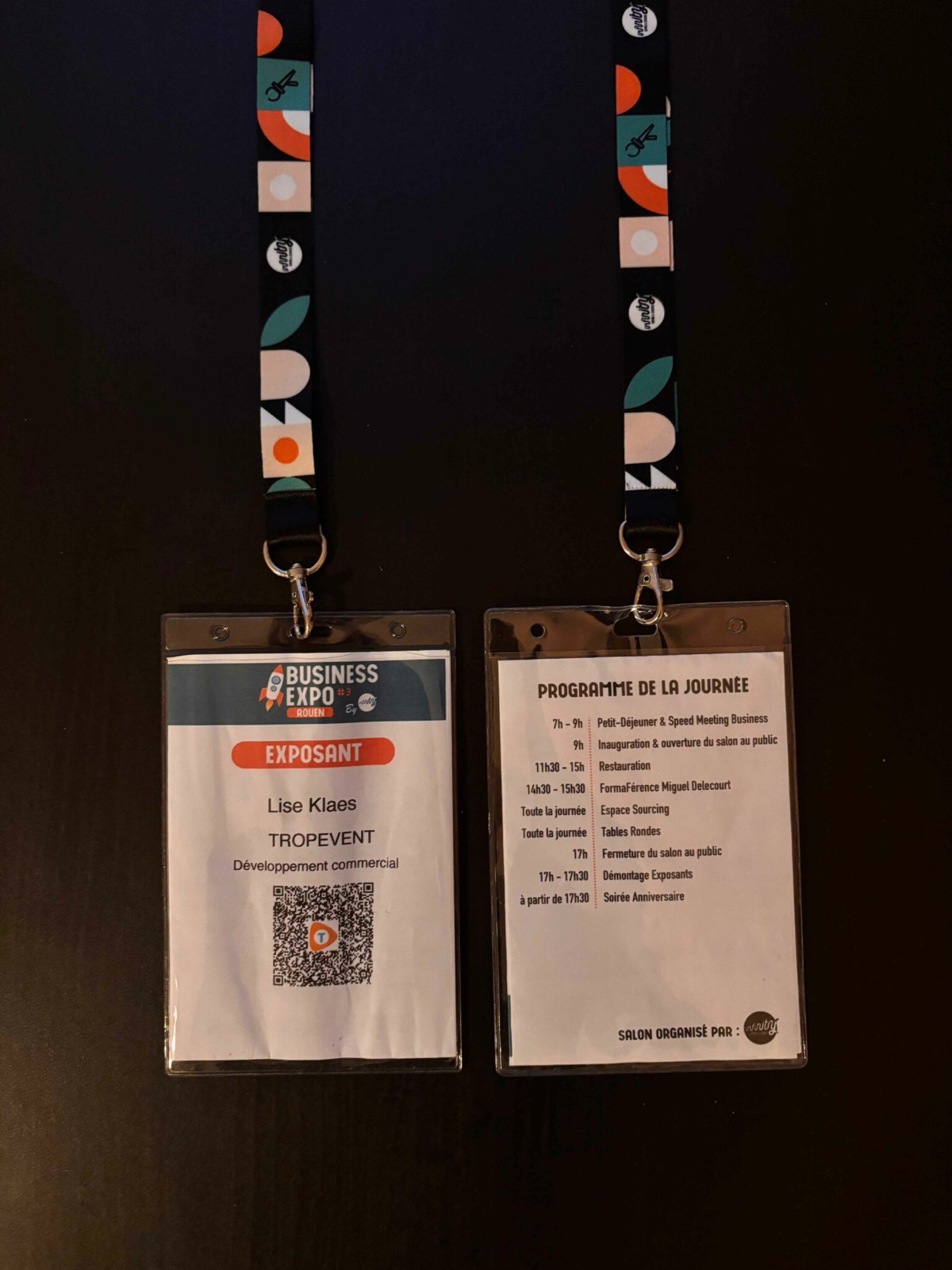 Badges d'accréditation exposant avec QR code pour un salon professionnel
